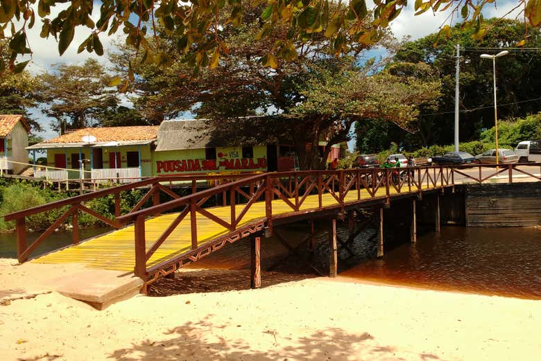 Uma ponte de madeira em um dos vilarejos de Marajó