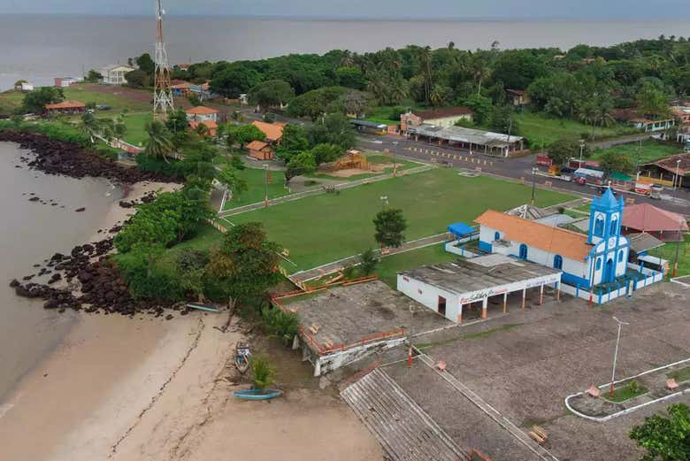 Vista panorâmica da costa na baía de Marajó