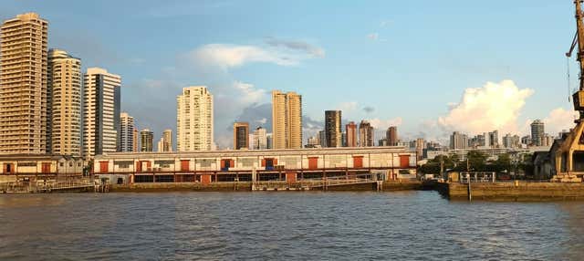 Passeio de barco ao entardecer por Belém