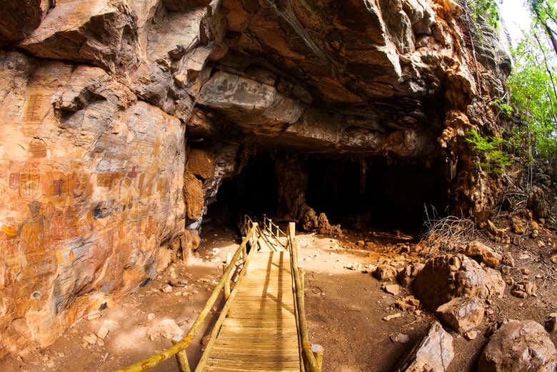 Pasarela de acceso a una de las cuevas