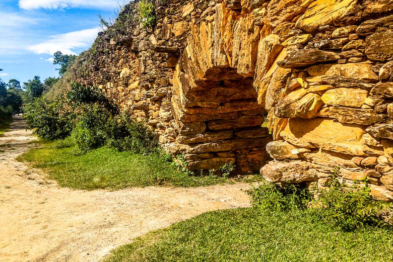 Visitando un antiguo acueducto de piedra