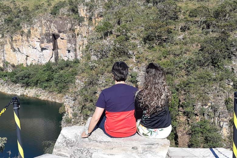 Casal desfrutando das vistas do mirante