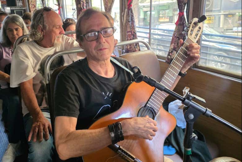 Disfrutad de música en vivo y guitarra acústica a bordo