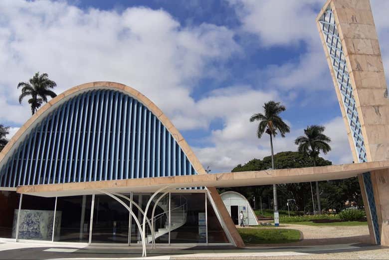 Admiraremos a arquitetura única da Pampulha
