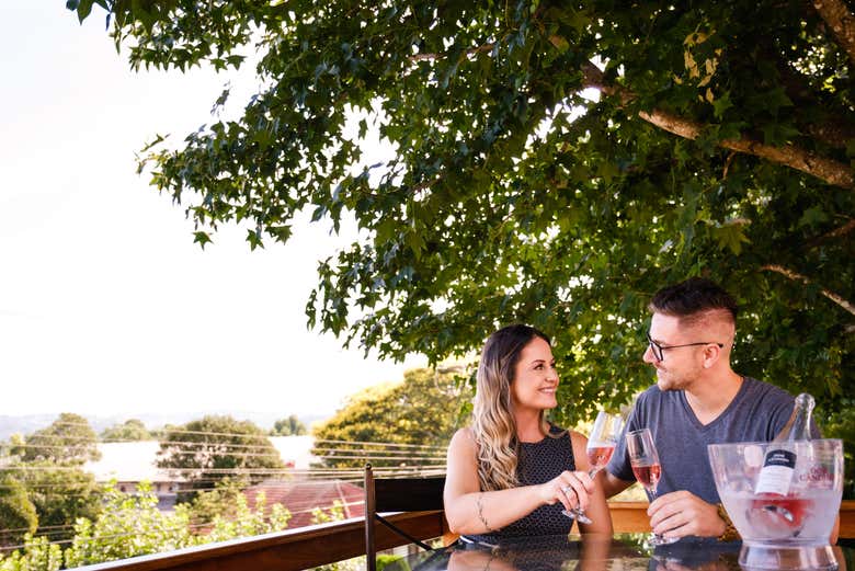 Una pareja disfrutando de la cata de vino