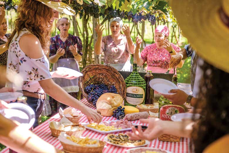 Probando un delicioso aperitivo