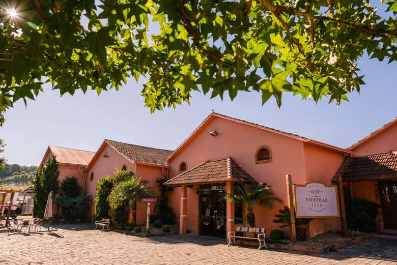 Fachada de la bodega en un día soleado