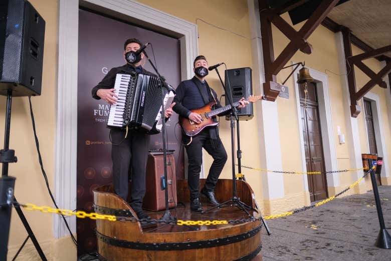 Apresentações na parada do trem Maria Fumaça