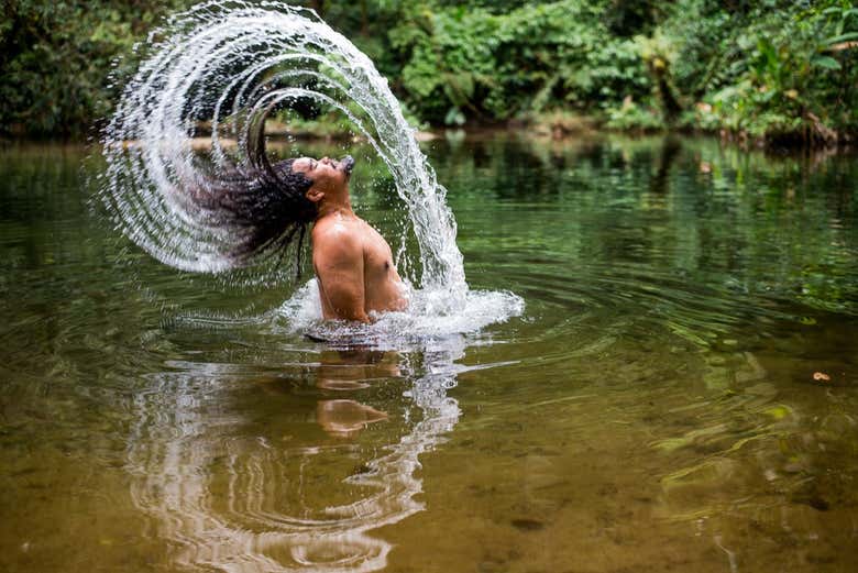 Desfrutando de um mergulho na cachoeira