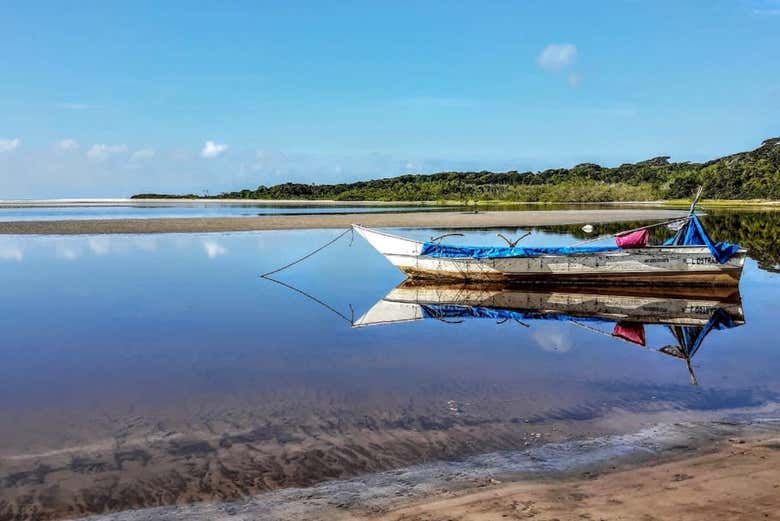 Barco na praia de Itaguaré