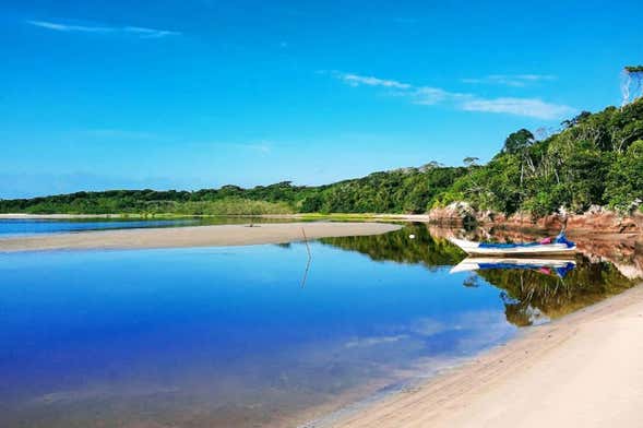 Trilha na praia de Itaguaré