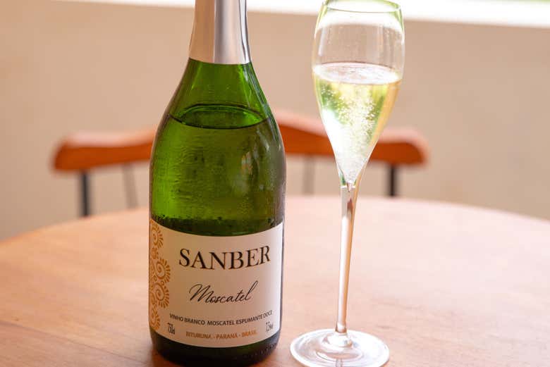 Une bouteille de vin mousseux Sanber et un verre