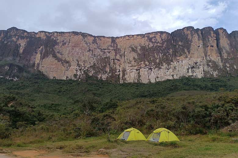 O acampamento com a paisagem ao fundo