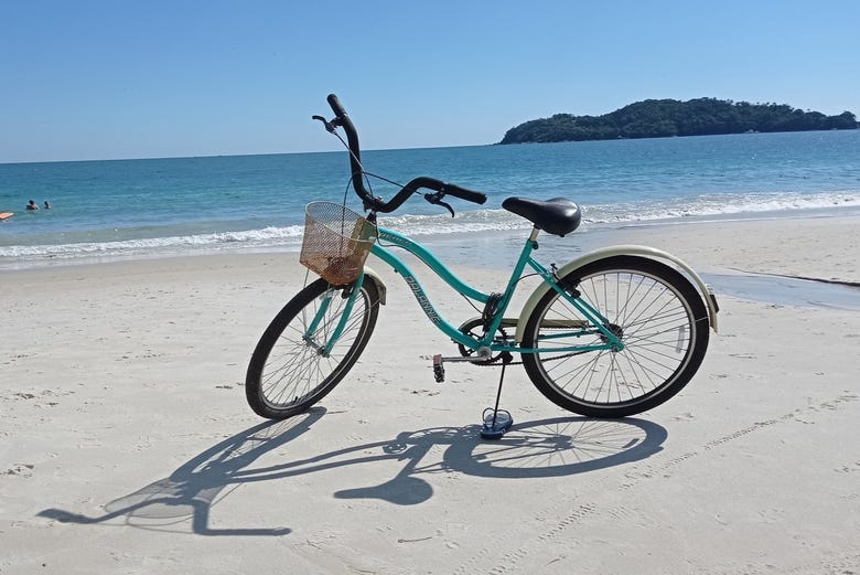 Bicicleta con el mar de fondo