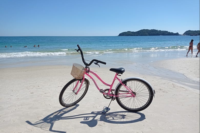 Bicicleta em uma praia de Bombinhas