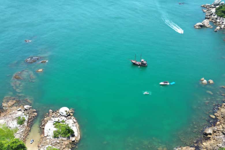 Panorámica del barco pirata navegando