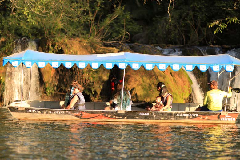Barco eléctrico por el río Formoso