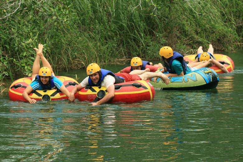 Grupo durante o tubing pelo rio Formoso