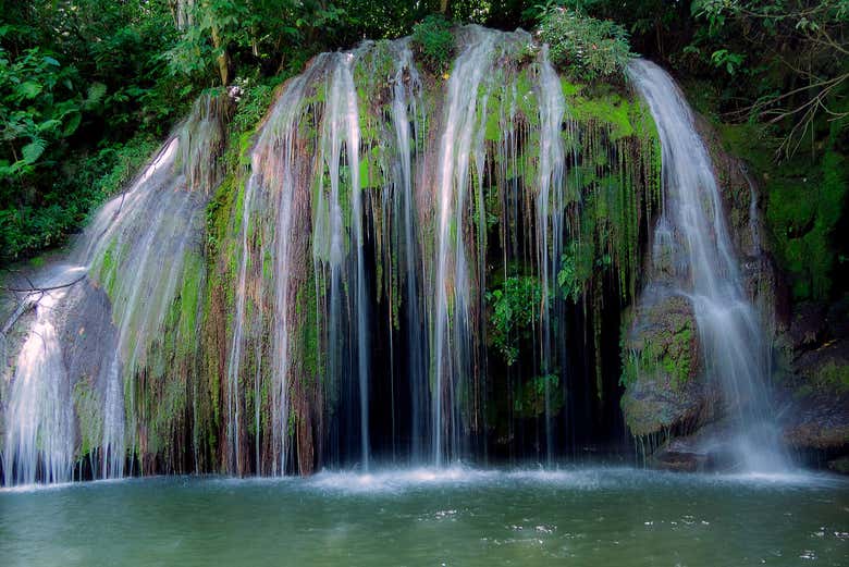 Cachoeira em uma piscina natural