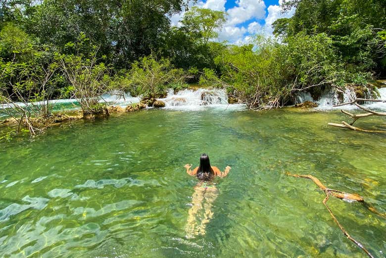 Baignade près d'une cascade de la rivière