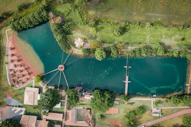 No aqualokko você vai caminhar por pontes suspensas