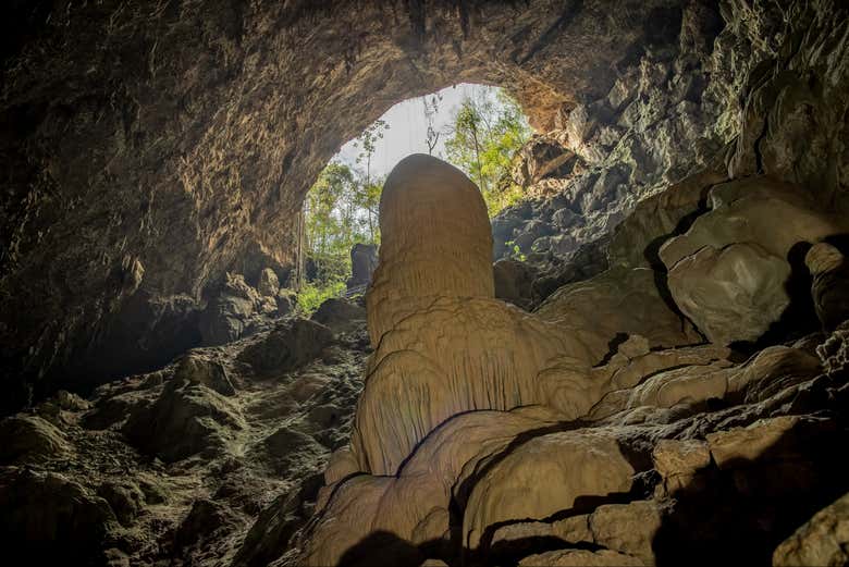 Interior de la gruta del lago Azul