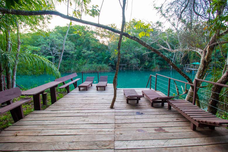 Espreguiçadeiras no balneário Bosque das Águas