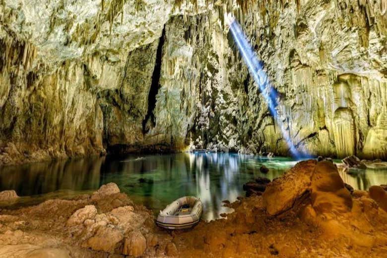 Bote para o passeio no Abismo Anhumas