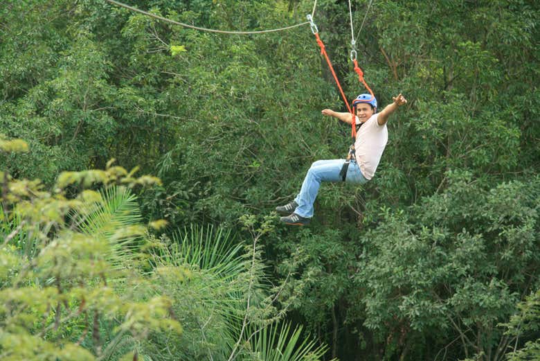 Descendo por uma das tirolesas