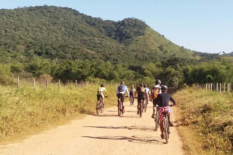 Grupo pedalando pelas trilhas de Bonito