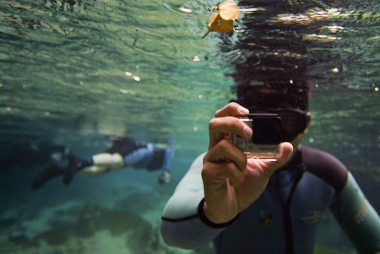 Tirando fotos subaquáticas no rio Sucuri
