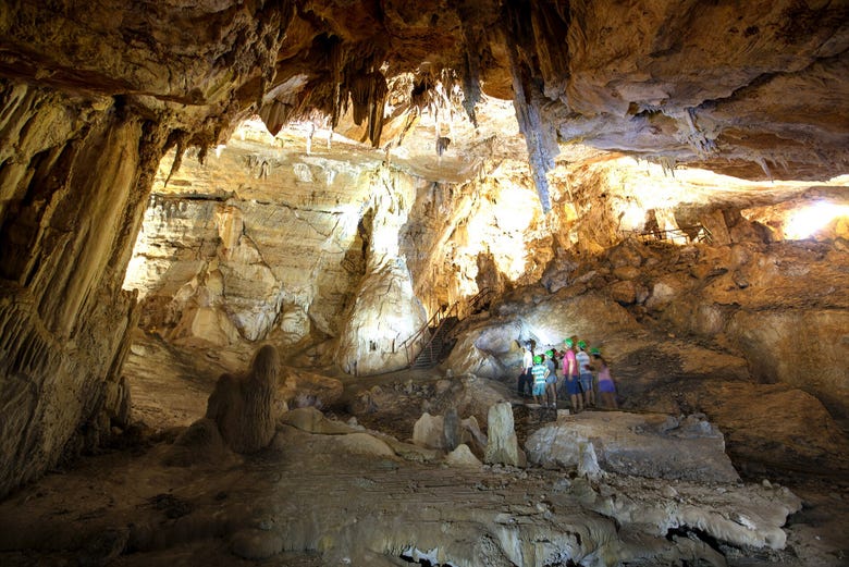 Observando as formações geológicas das grutas