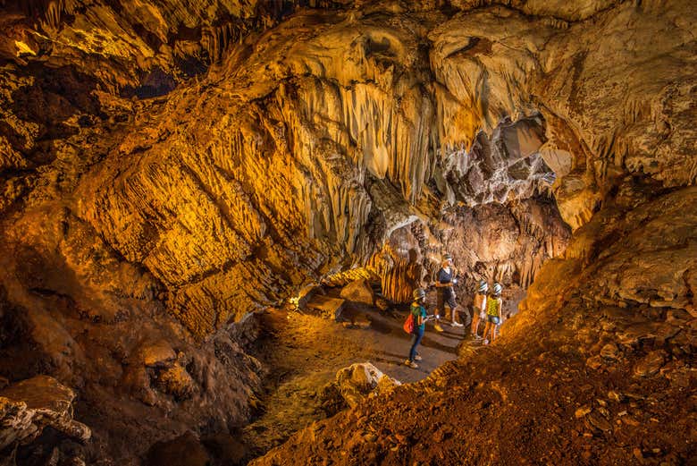 Percorrendo o interior de uma caverna