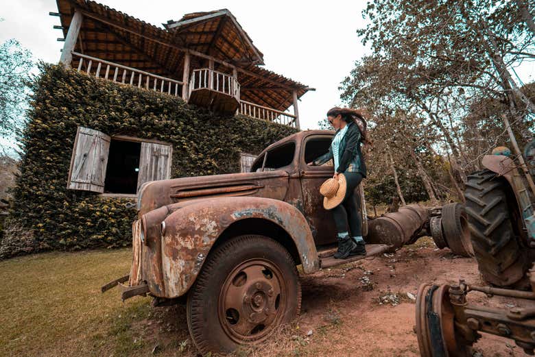 Foto com um carro antigo do museu