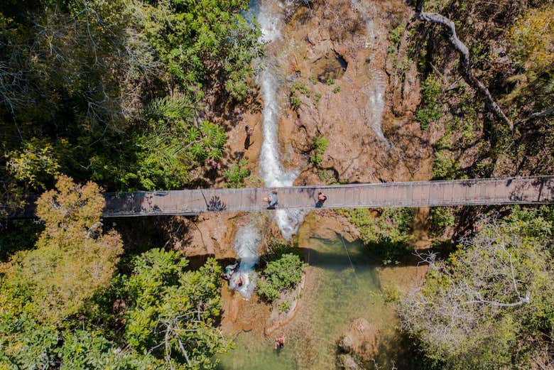 Vista aérea da ponte suspensa
