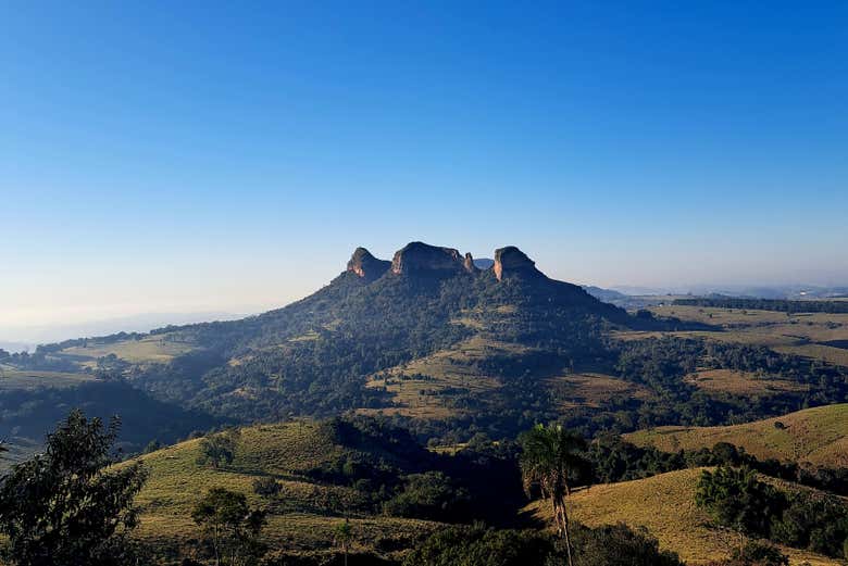 Contemplad la majestuosa formación rocosa de Três Pedras