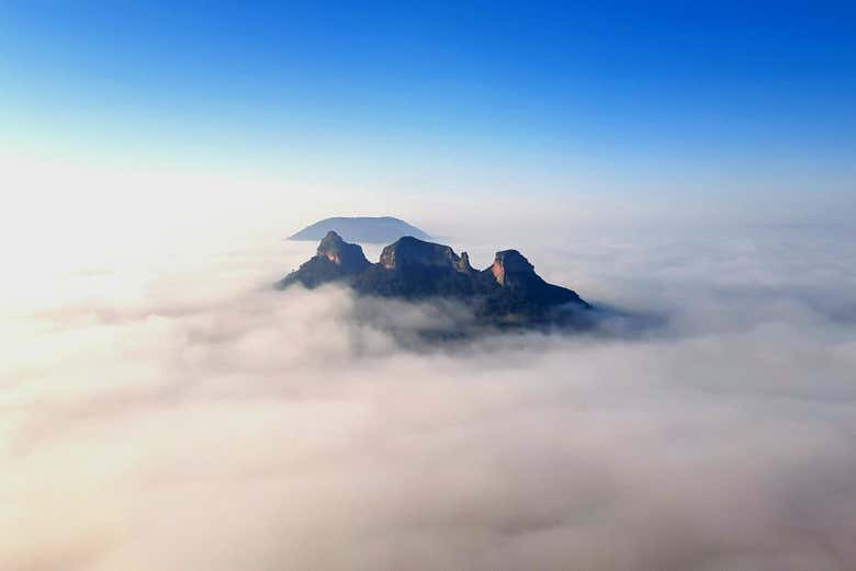 Mar de nubes rodeando las montañas
