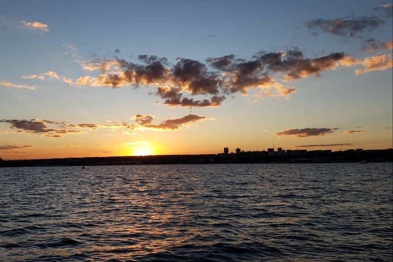 Atardecer sobre el lago Paranoá