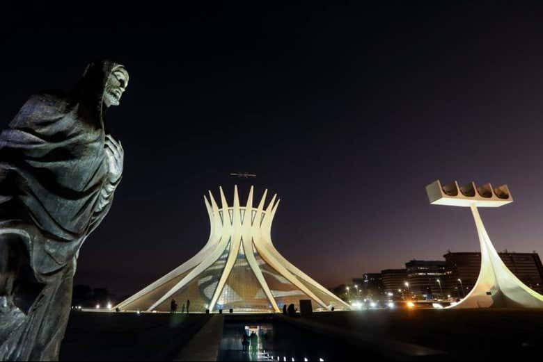 Passaremos ao lado da Catedral Metropolitana