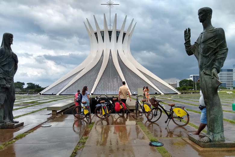 Admirando los modernos edificios de Brasilia