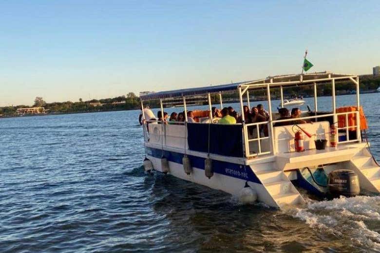 Relajaos en un agradable paseo fluvial por el lago Paranoá