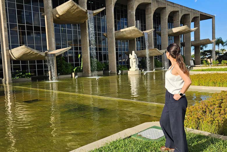 Viendo una de las obras de Oscar Niemeyer