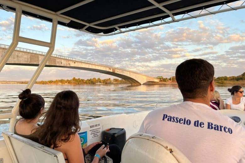 Contemplad los majestuosos arcos del Puente JK desde el agua