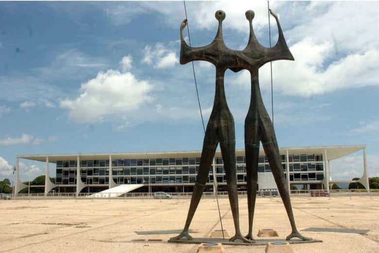 Escultura de los Guerreros