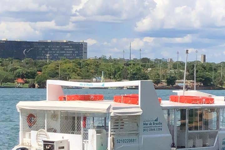 Barco por el lago Paranoá