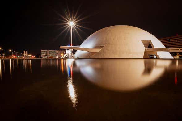 Tour panorâmico noturno por Brasília