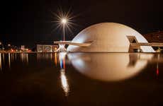 Tour panorâmico noturno por Brasília