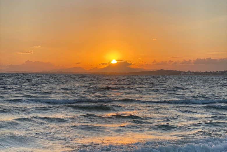 : Sentiros cautivados por los colores del ocaso en el mar