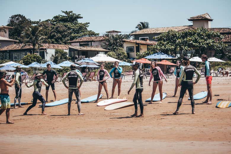 Recibiendo el curso teórico de surf en la arena