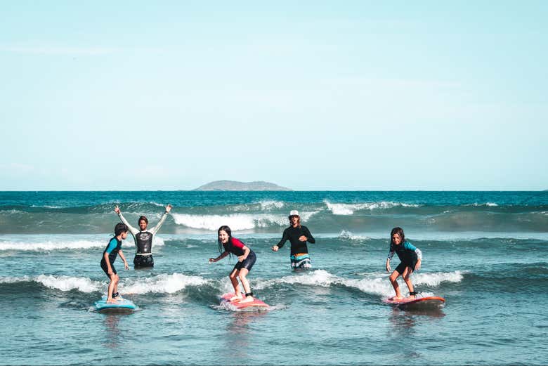Aprendiendo a surfear en Búzios con la ayuda de instructores